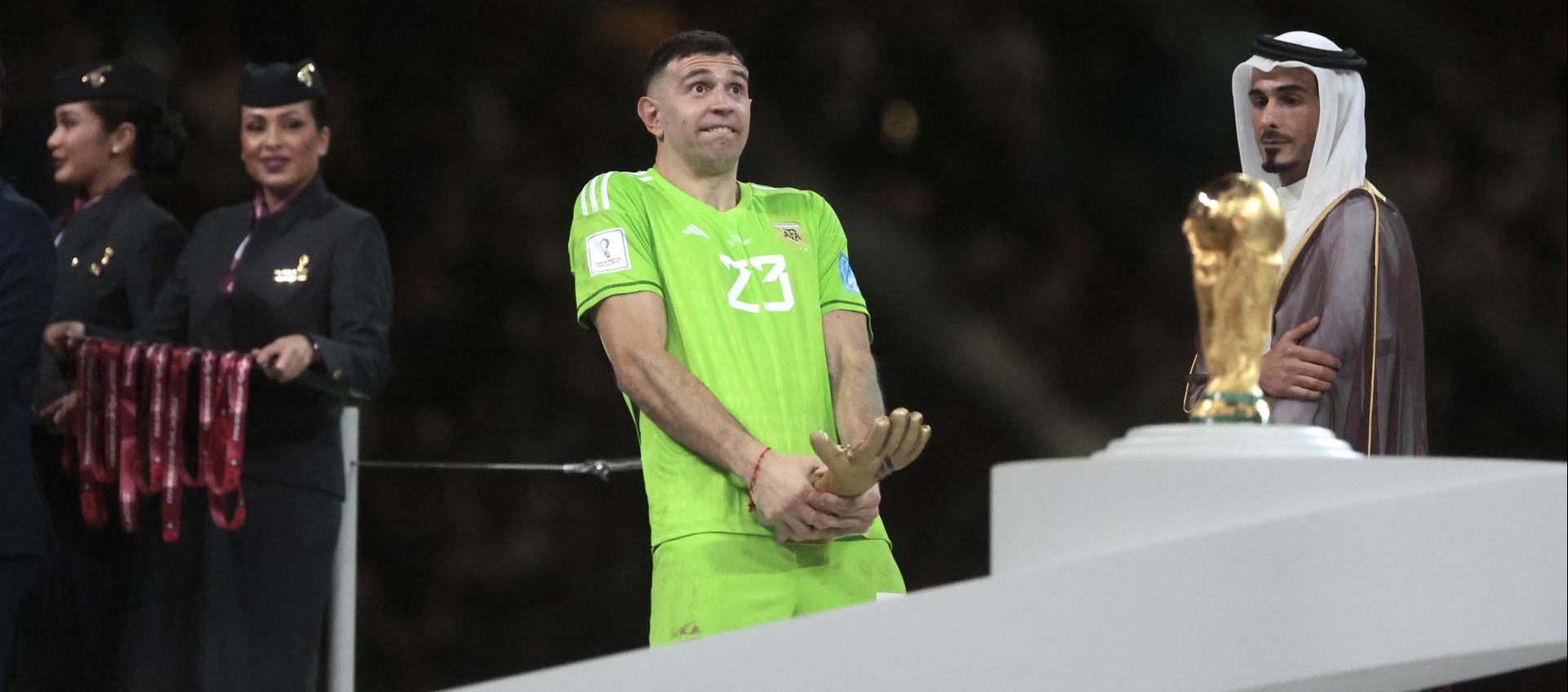 El portero Emiliano 'Dibu' Martinez pidió guardar un minuto de silencio por Mbappé.