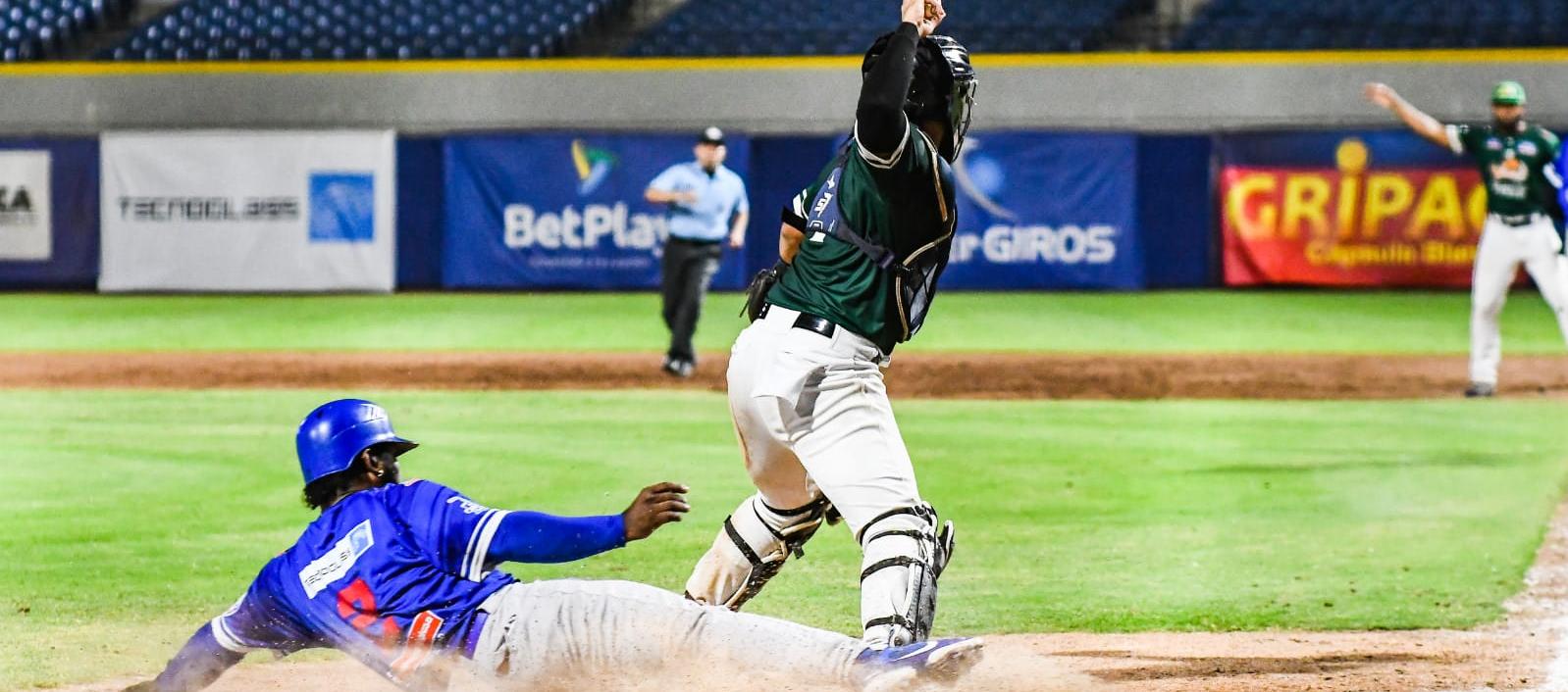 Dilsn Herrera es puesto out en el plato por el receptor Andrés Noriega.