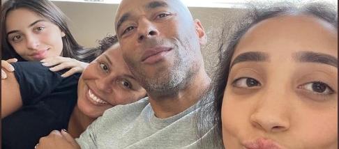 Edinho y varios de sus familiares en la habitación en la que permanece recluido Pelé.