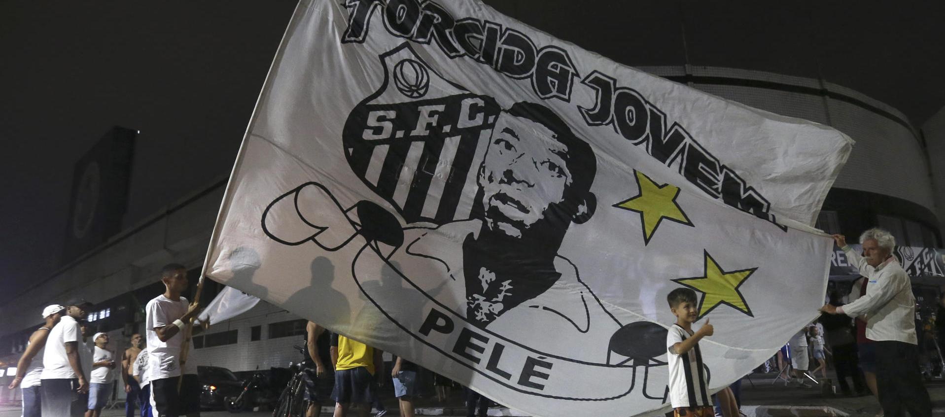 Aficionados del club Santos se concentran frente al estadio Urbano Caldeira en la Vila Belmiro, en la ciudad de Santos.