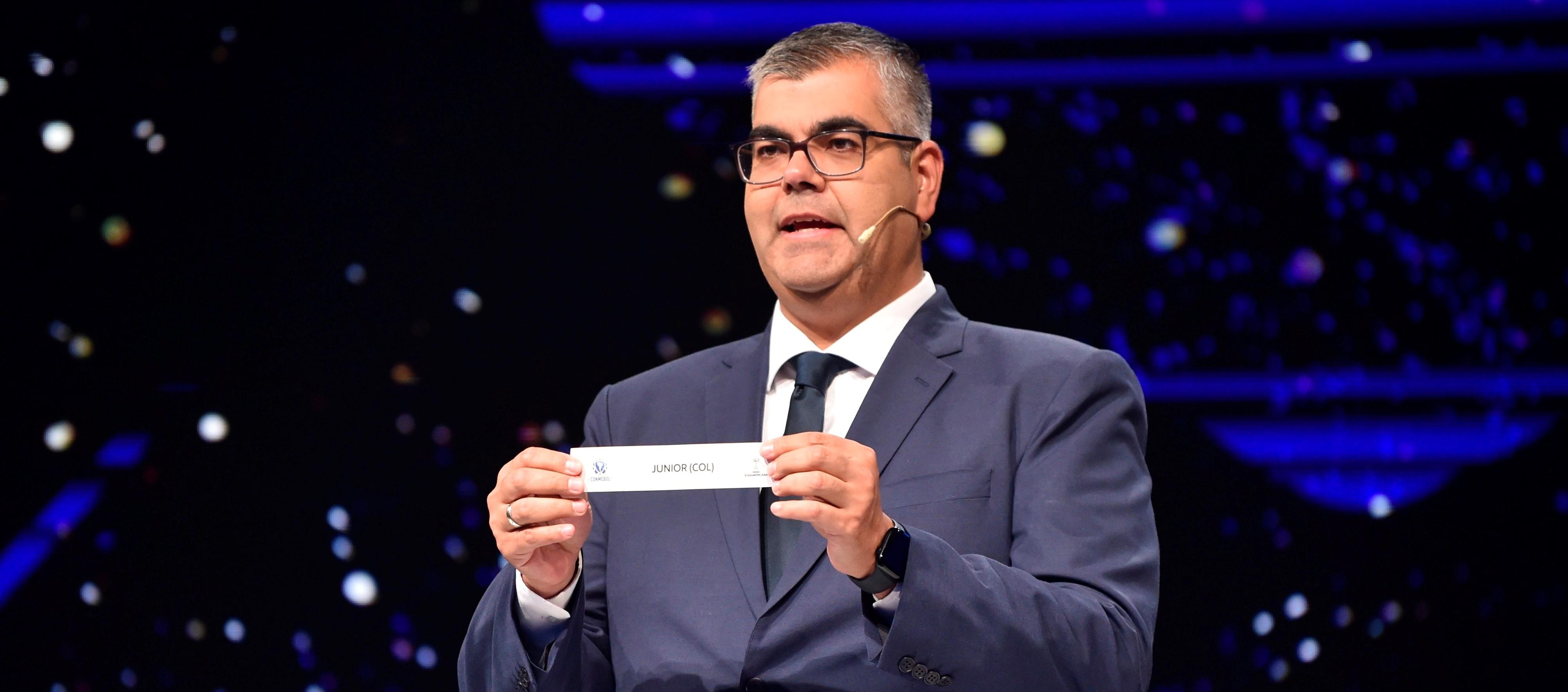 Frederico Nantes, director de competiciones de clubes de la Conmebol, muestra el nombre del Junior.