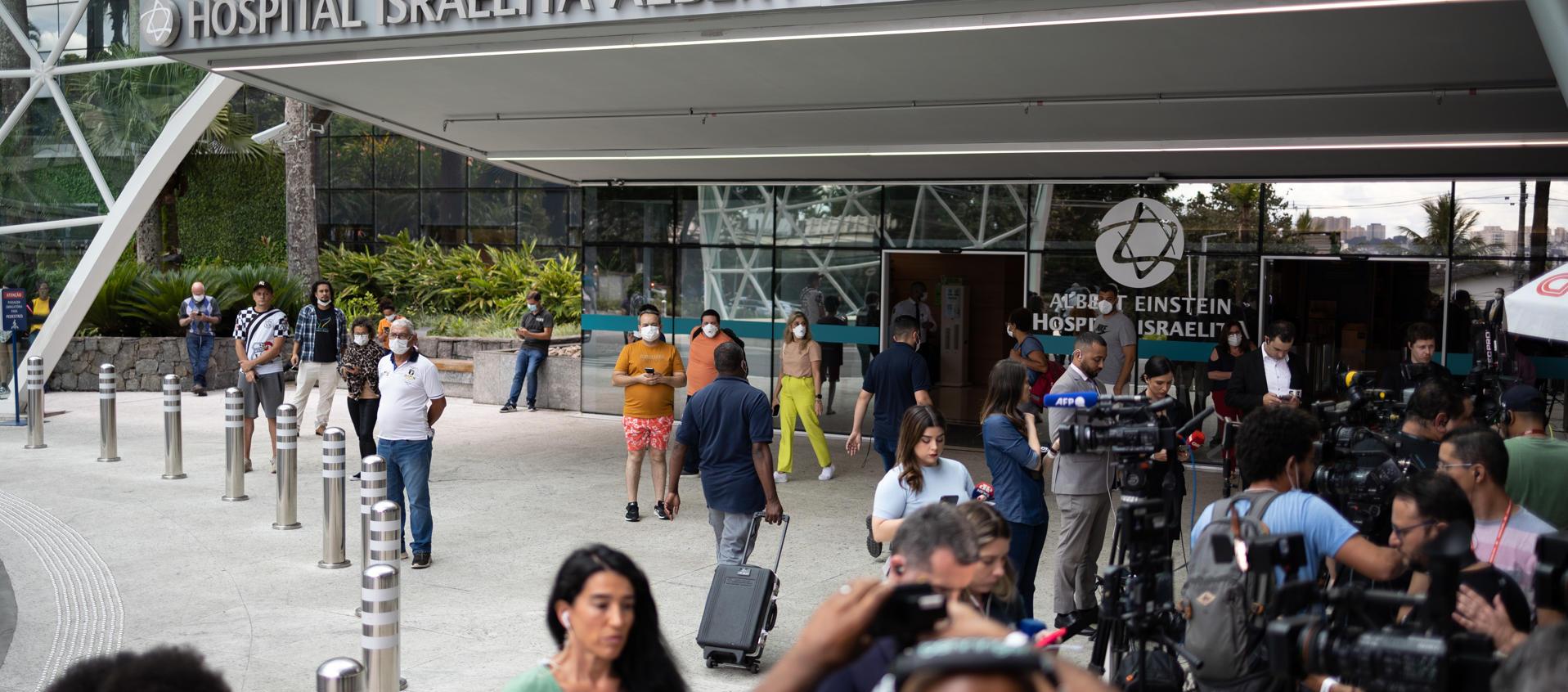 El estado de salud de Pelé convocó a muchos medios en las afueras del hospital.