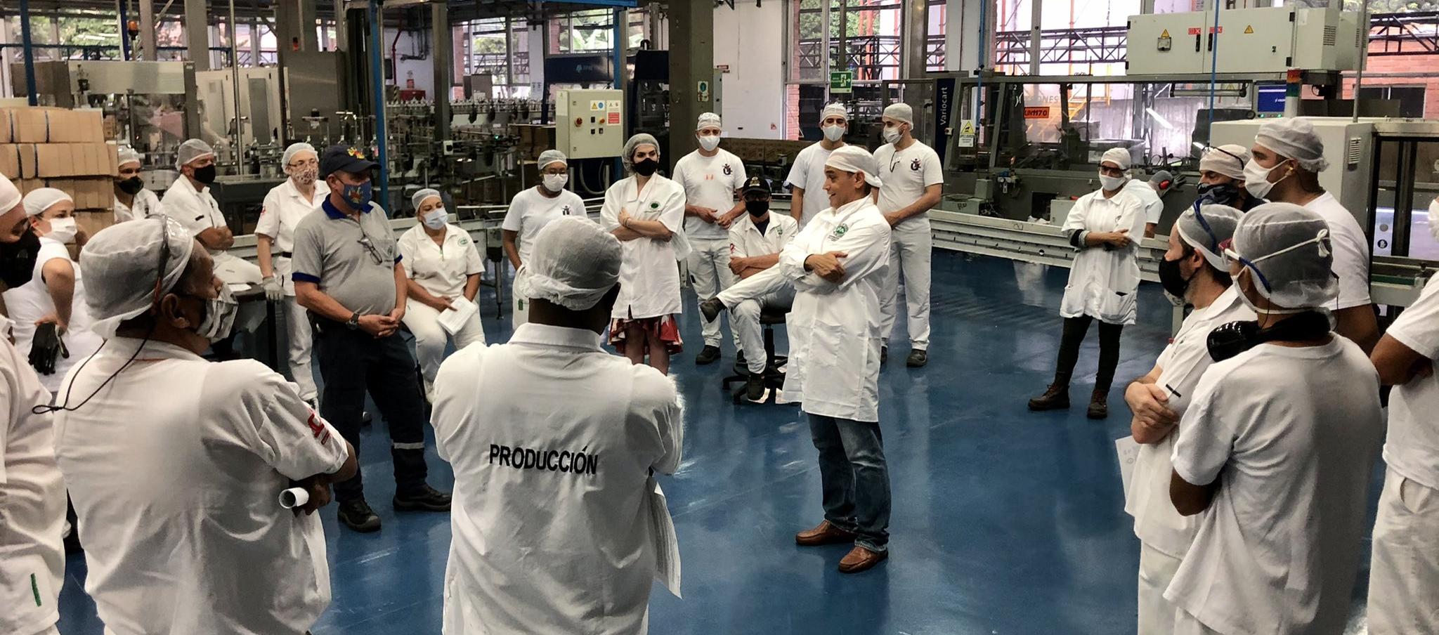 Los trabajadores de la Fábrica de Licores de Antioquia en una negociación laboral en 2020.