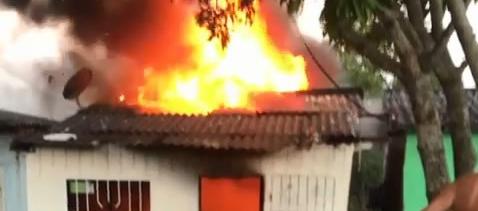 El incendio de la casa comenzó a las cinco de la mañana de este viernes.
