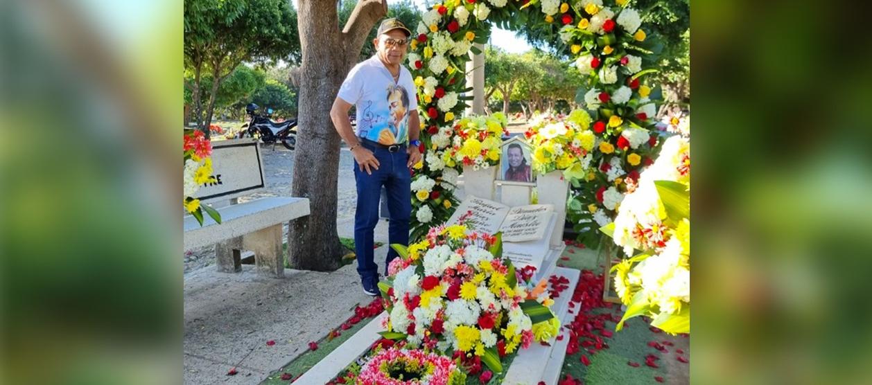 Joaquín Guillén este jueves en la tumba de su compadre Diomedes Díaz.