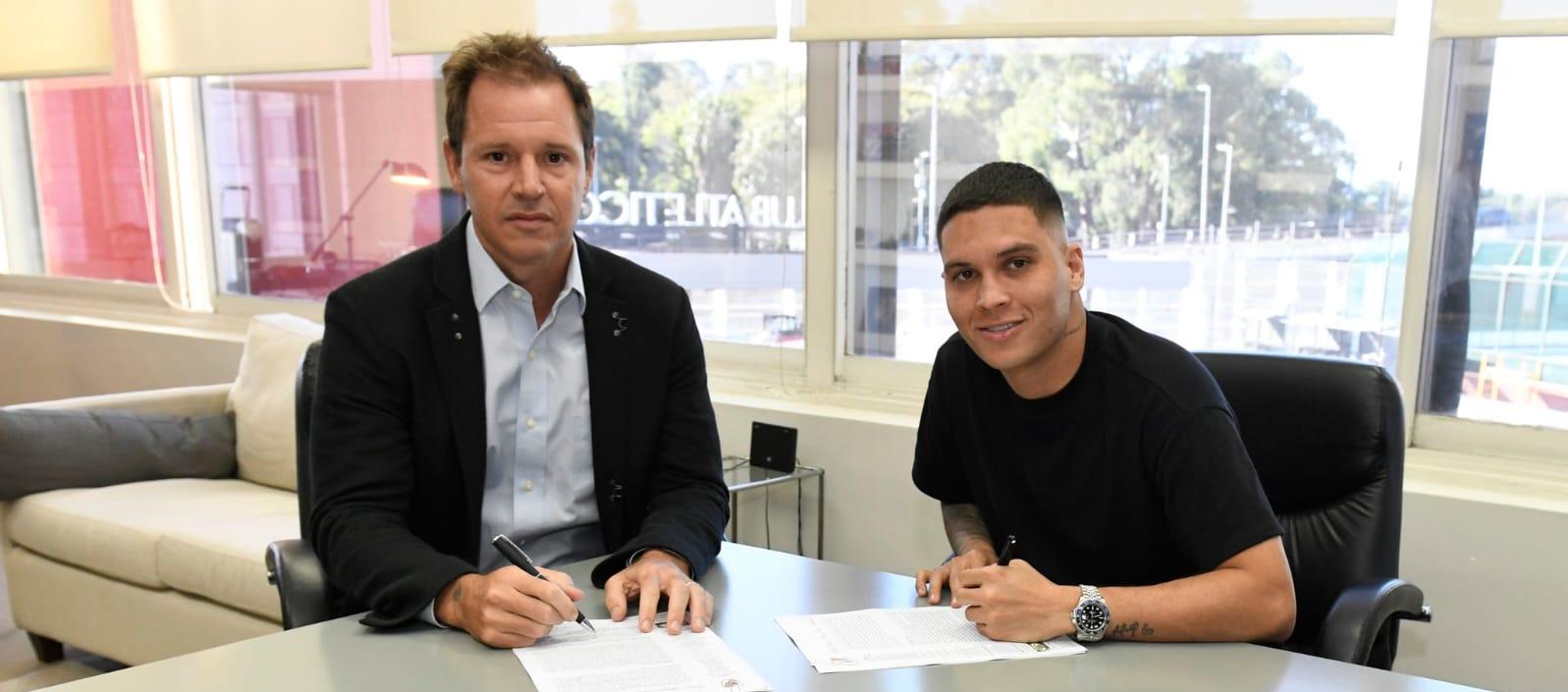 Juan Fernando Quintero junto al presidente de River, Jorge Brito.