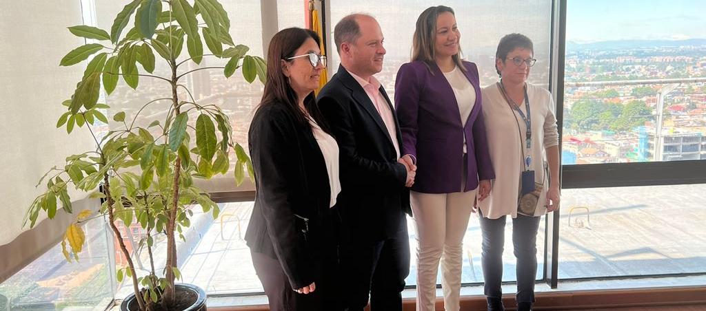 La ministra de Salud, Carolina Corcho, el gobernador Héctor Espinosa, y la secretaria de Salud de Sucre, Sandra Toro.