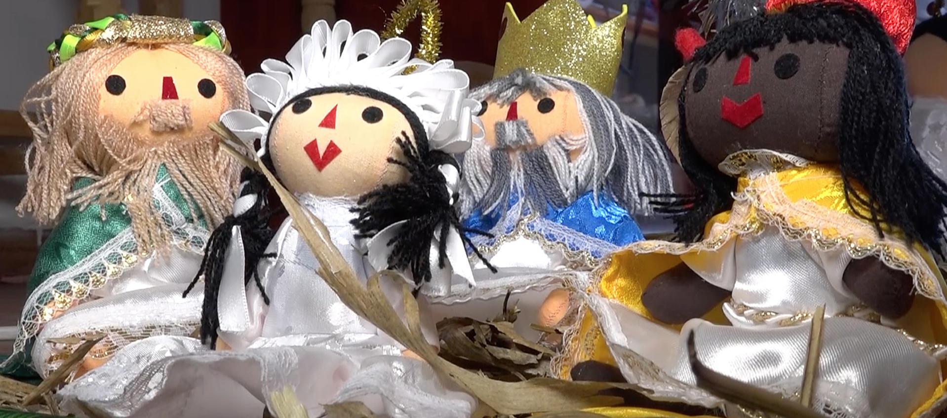 Fotografía de figuras navideñas inspiradas en la muñeca indígena Lelé.