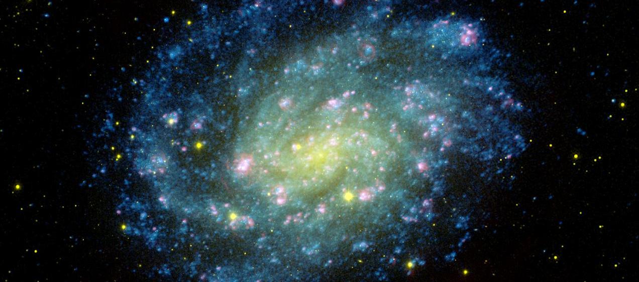 Galaxia espiral muestra los colores de Brasil.