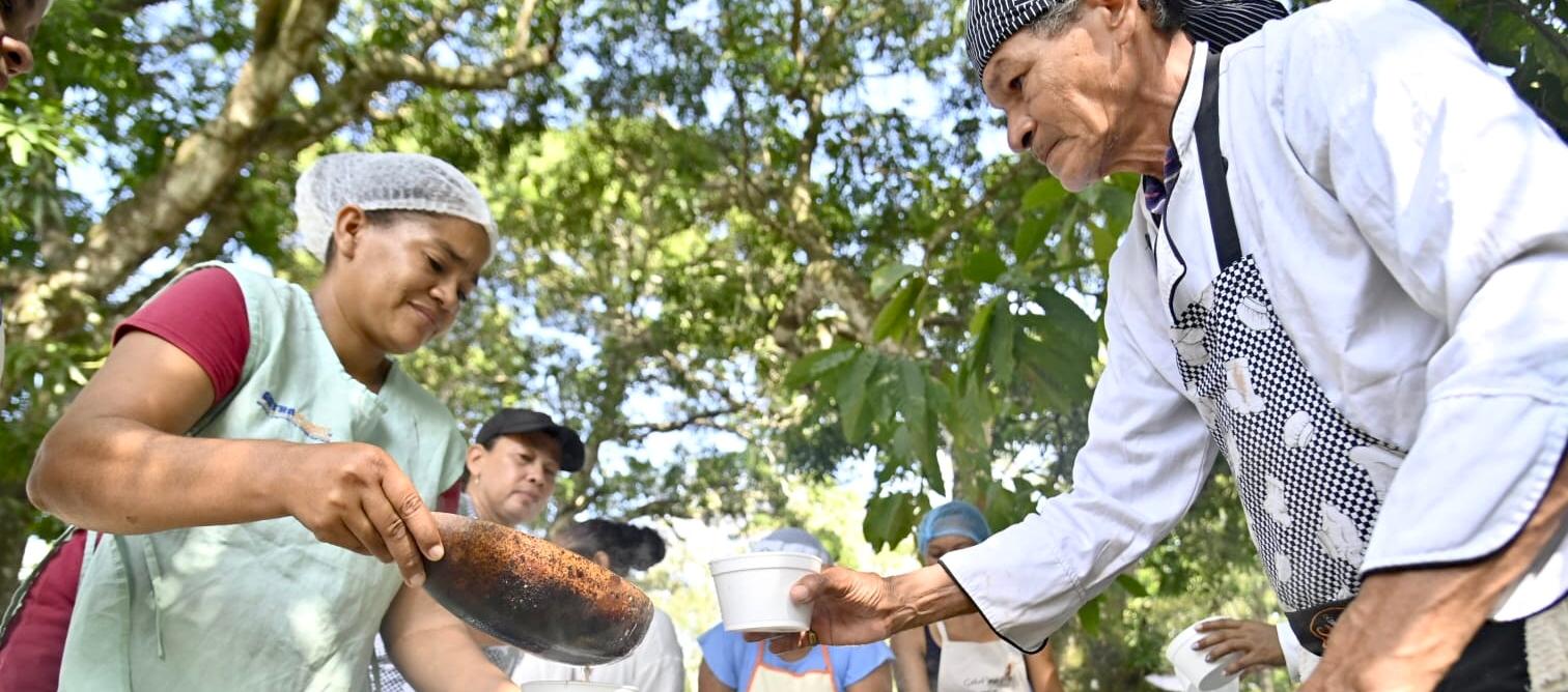 Preparación de las 'Ollas comunitarias' este martes en Magangué