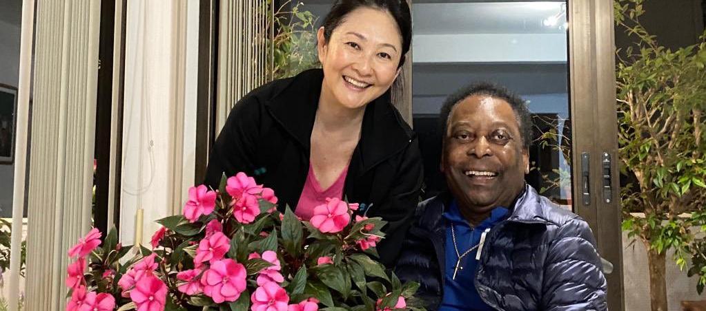 Pelé en una foto de archivo junto a su esposa Marcia Aoki.