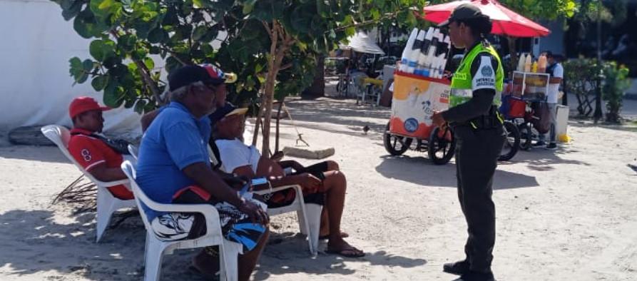 Una policía dialoga con vecinos de un barrio de Cartagena.