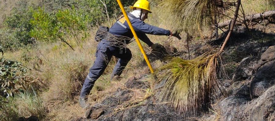 Bombero de Bello, en tareas de extinción del fuego.