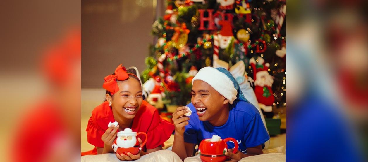 Tahiana Rentería y Diego Chelia junto al árbol de Navidad.