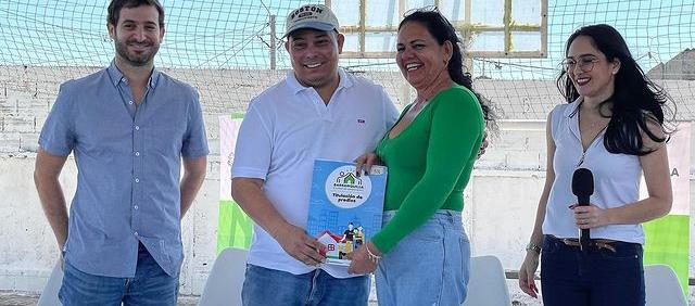 Alfredo Carbonell, Diana Mantilla y Juan Carlos Ospino con una nueva propietaria de Las Malvinas.