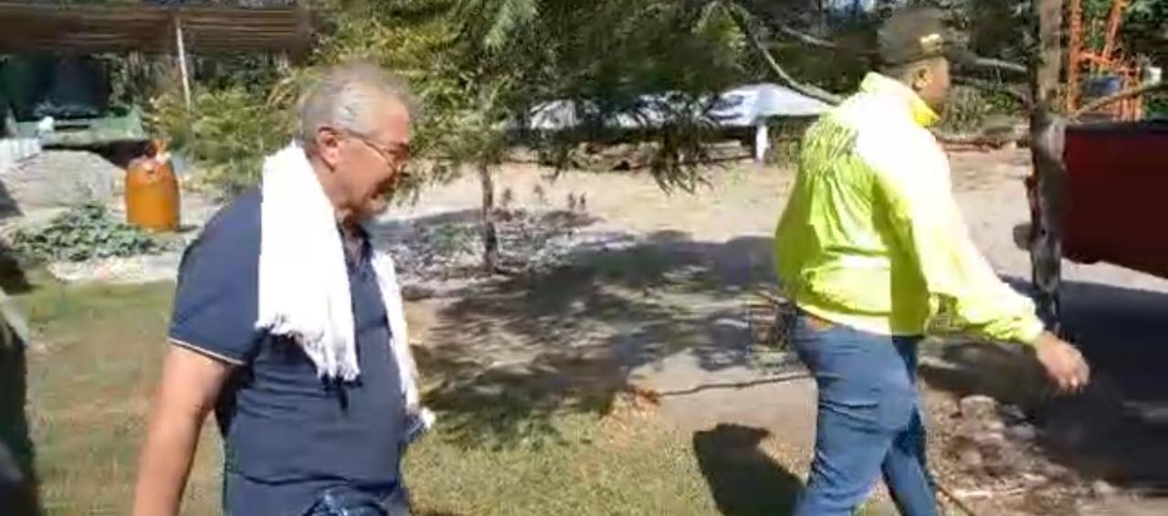 Vicente Ortiz cuando era conducido por autoridades minutos después de ser liberado