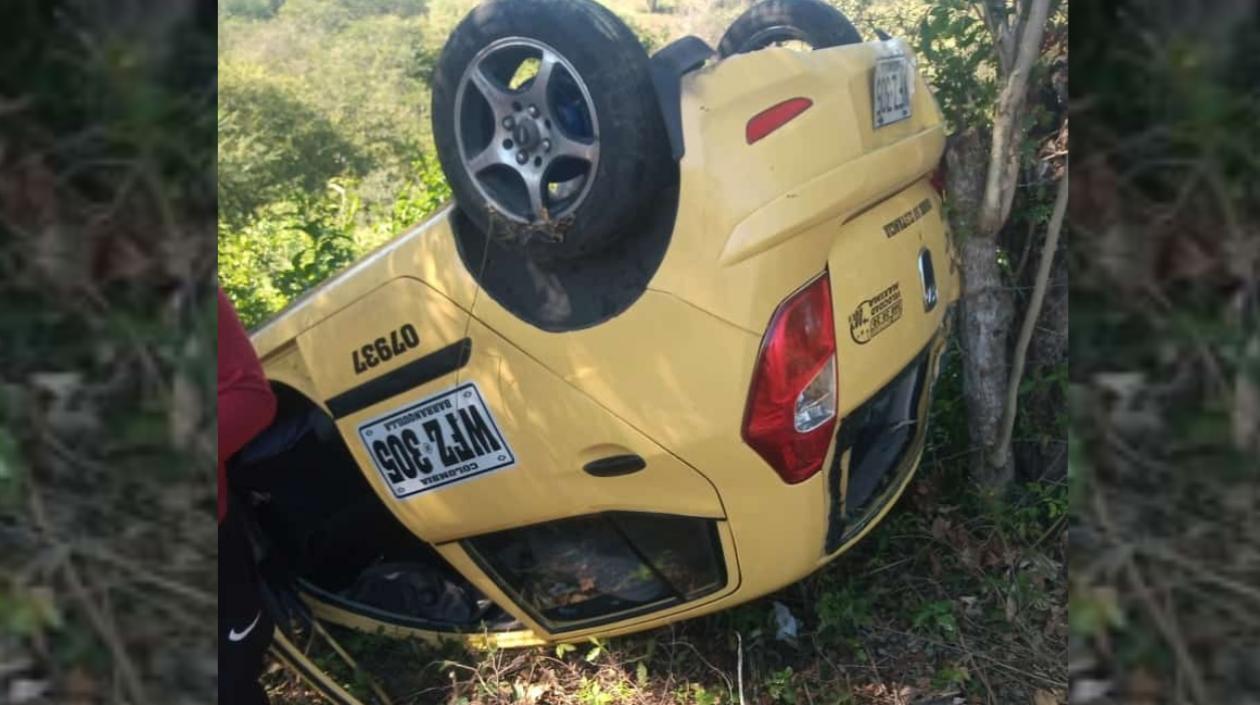 Aspecto del taxi que quedó volcado. 