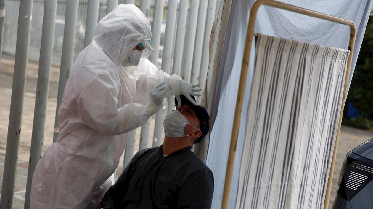 Un hombre se practica una prueba para detectar coronavirus