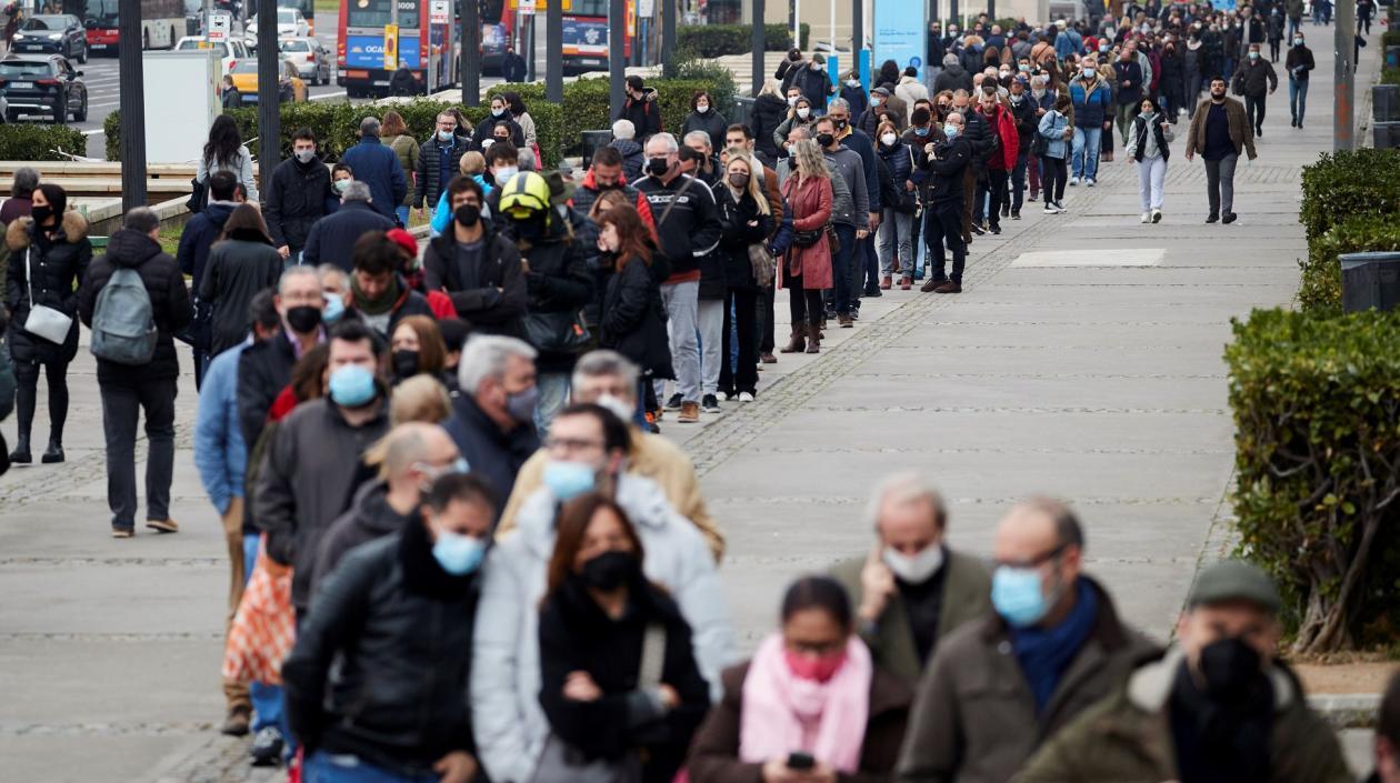 Decenas de personas esperan para vacunarse contra la covid en el centro instalado en el recinto ferial de Barcelona, el 23 de diciembre.