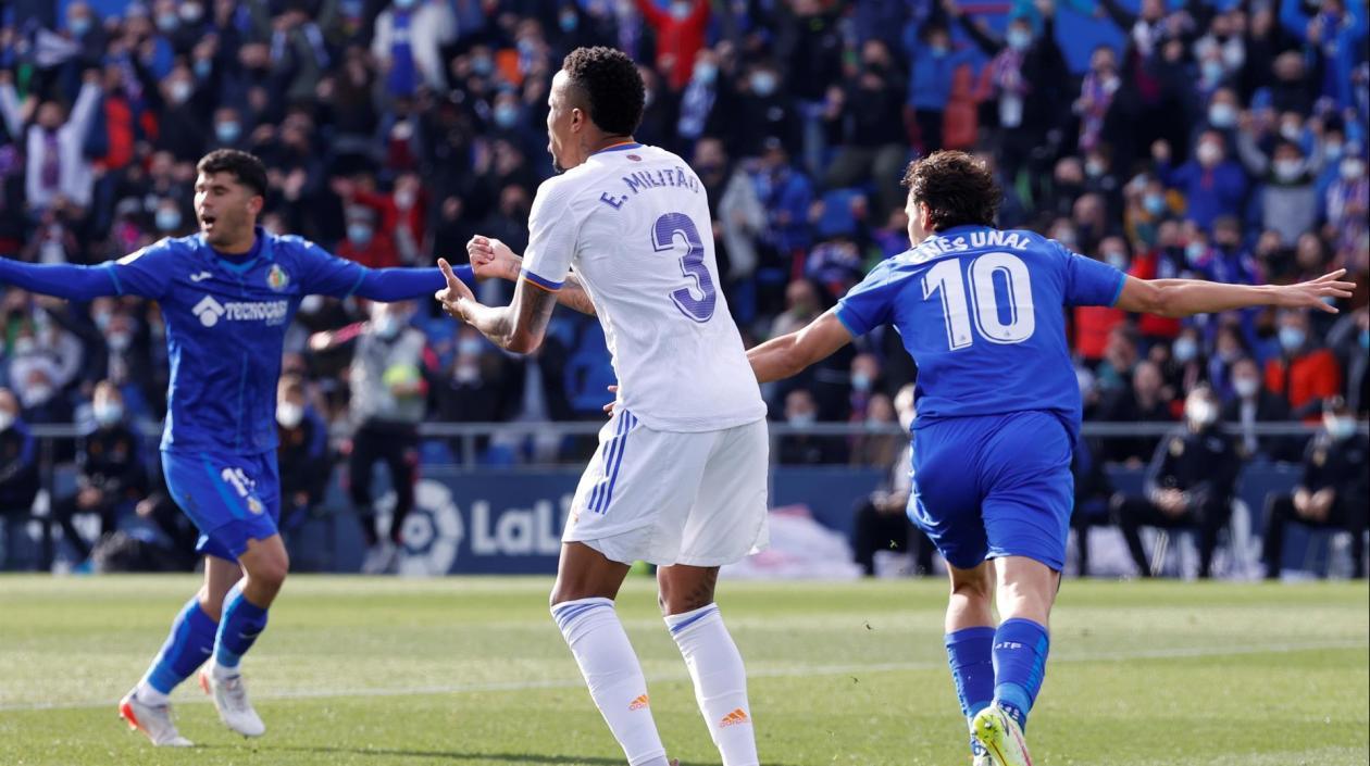 Militao protesta tras u error, mientras celebran los jugadores del Getafe. 
