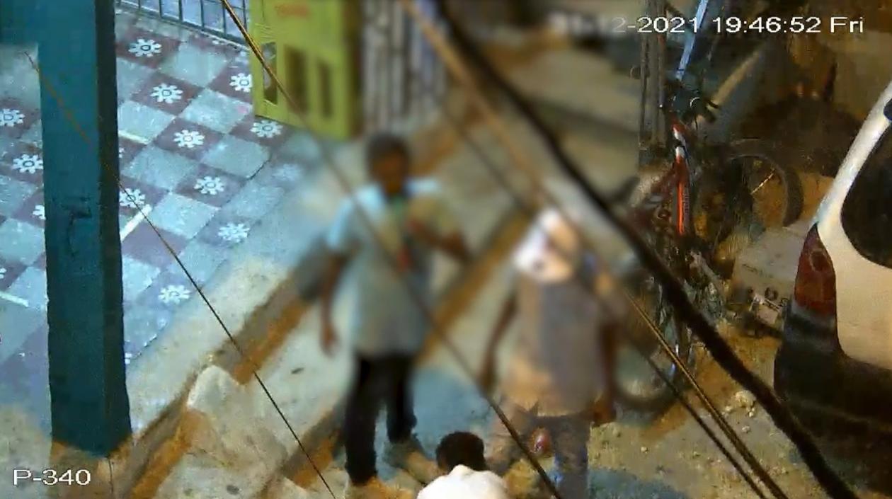 Momento en que los menores consumían cerveza en la parte externa de la tienda. 