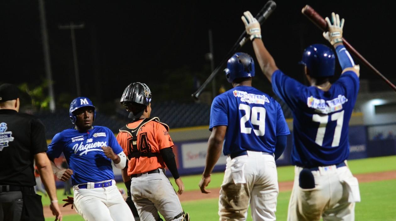 Corredores de Vaqueros anotan ante batazo de Andrés Angulo. 