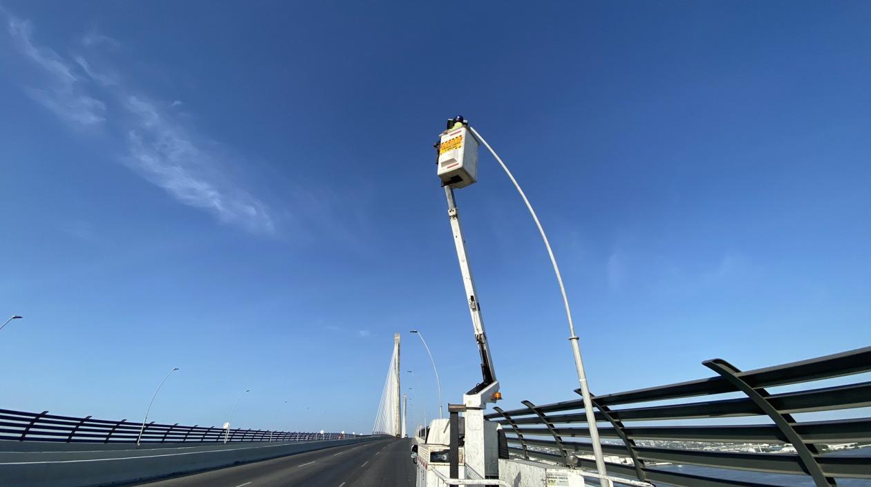 Trabajos en la iluminación del nuevo Puente Pumarejo.