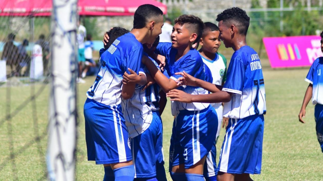 Jugadores de la Caribe Champions celebran un gol. 
