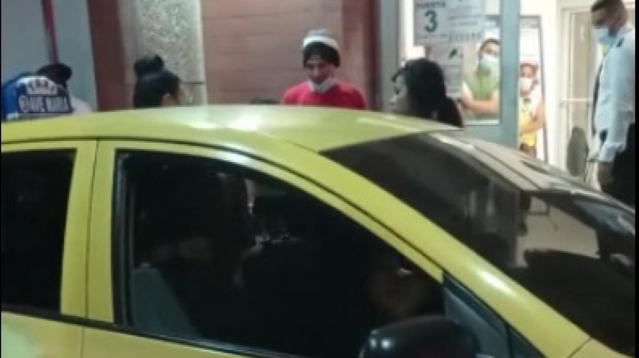 Momento del traslado de las lesionadas a la Clínica General del Norte.