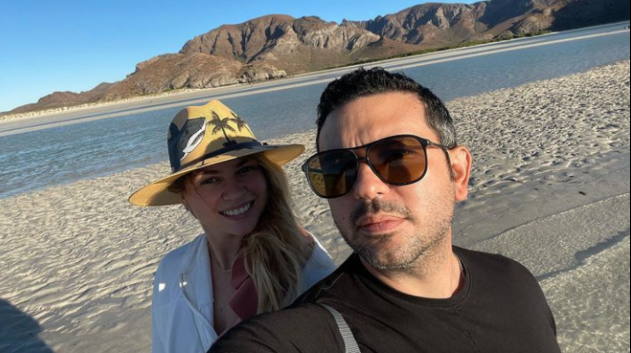 Juan Camilo Fuentes Pumarejo y su esposa.