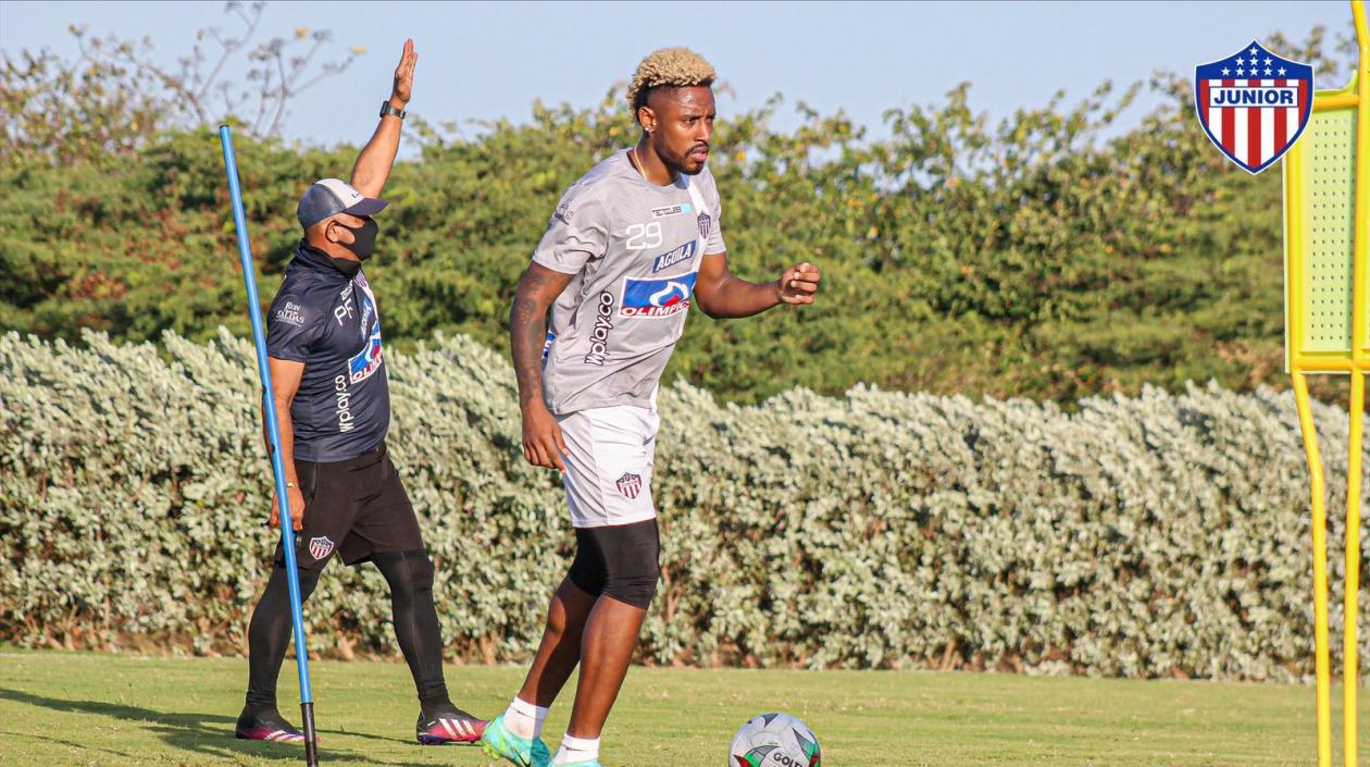 Omar Albornoz en su primer entrenamiento con Junior. 