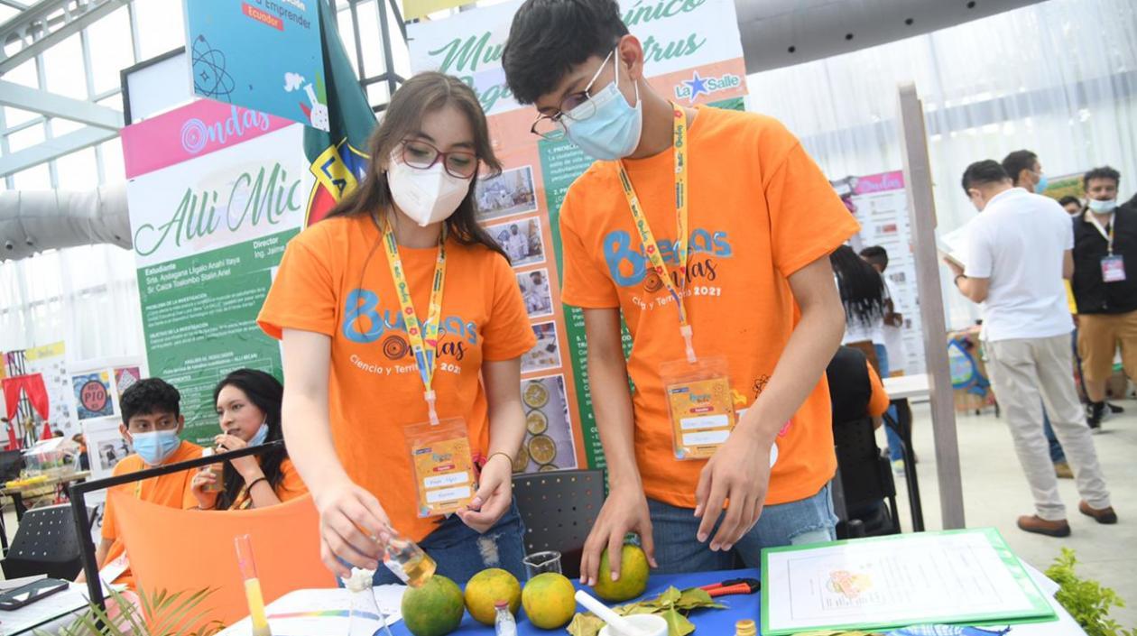 Ondas es una iniciativa que busca que los niños, niñas, adolescentes y jóvenes se interesen por la investigación y desarrollen actitudes y habilidades para la ciencia.
