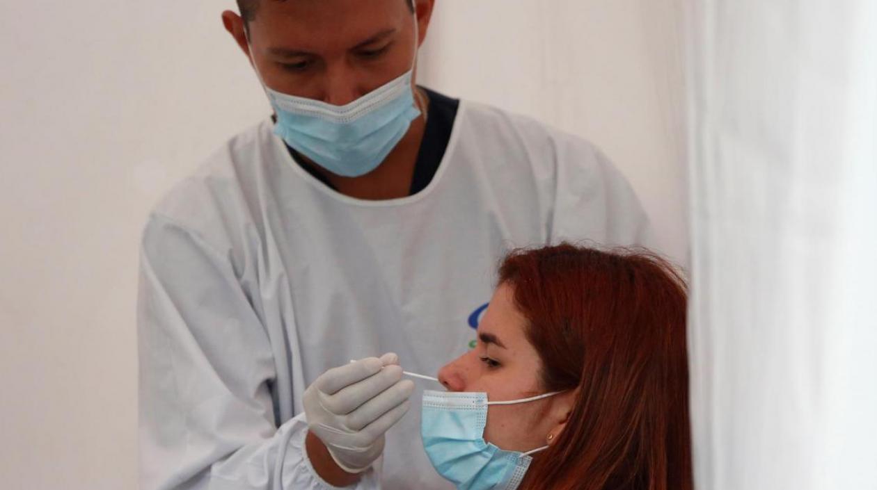 Un funcionario de la salud toma una muestra de Covid-19.