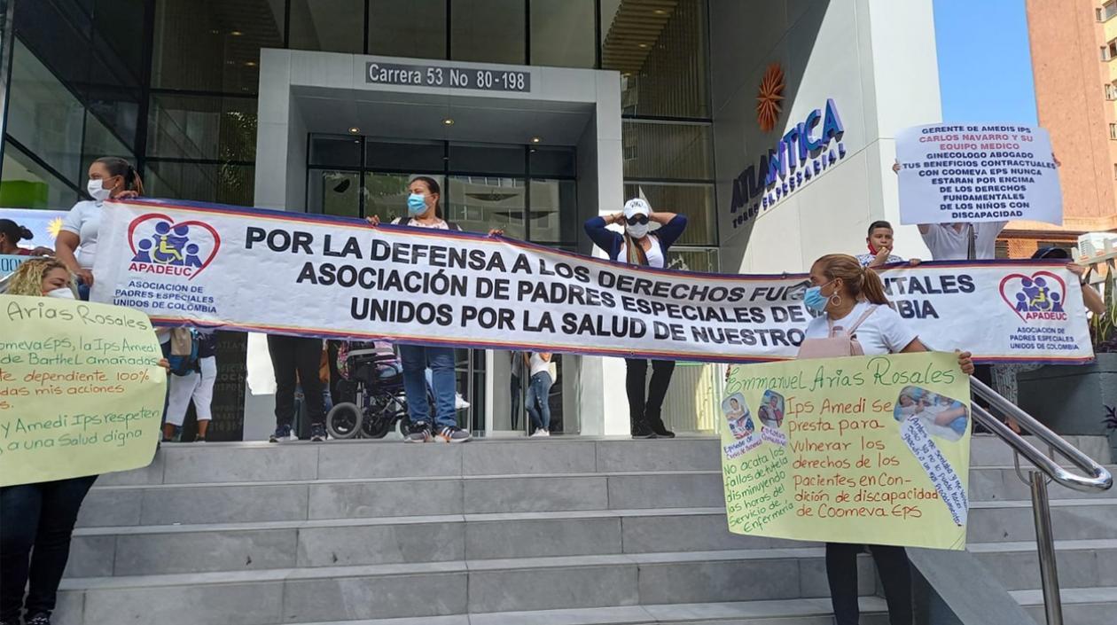 El 'plantón' frente a las instalaciones de Coomeva EPS.