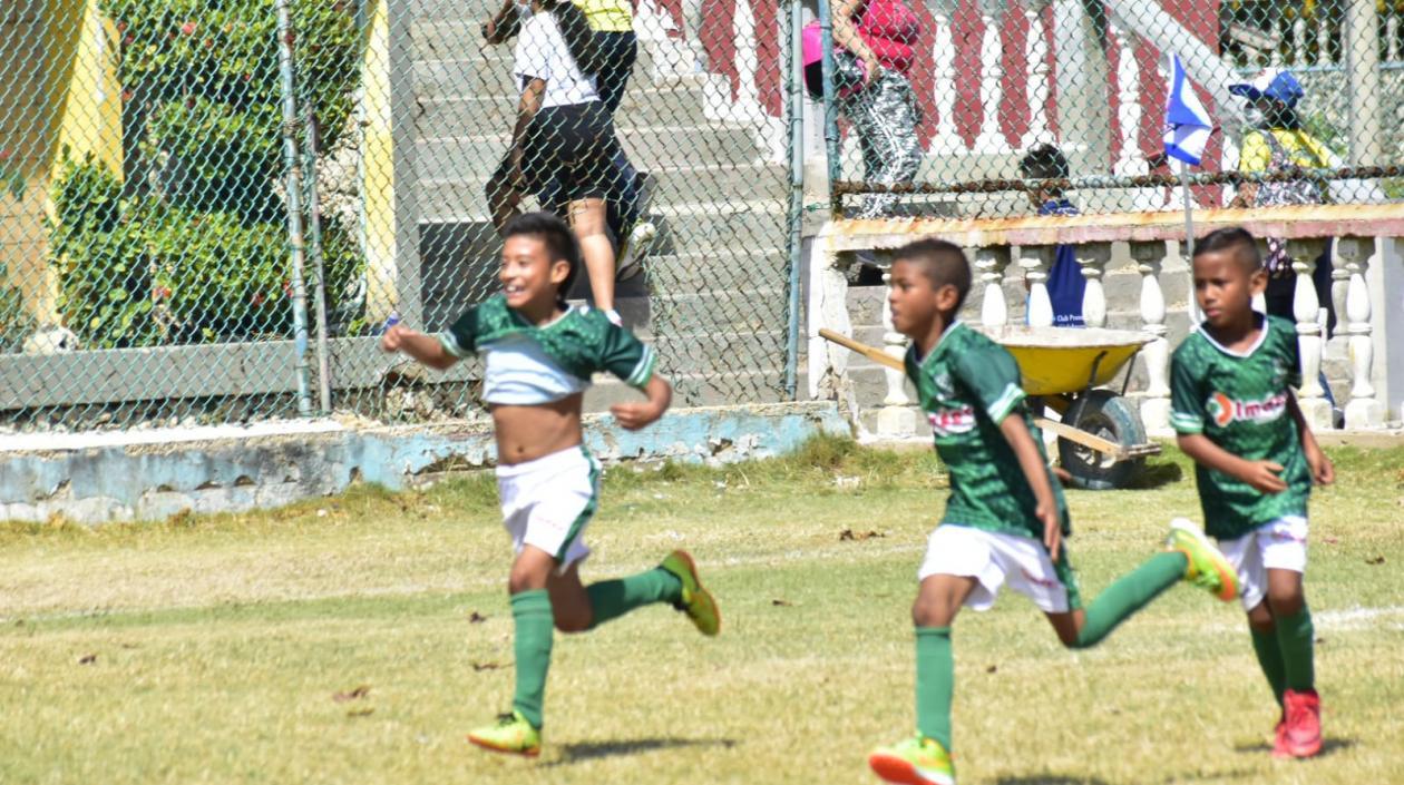 Jugadores de Asosucre celebran uno de sus goles. 