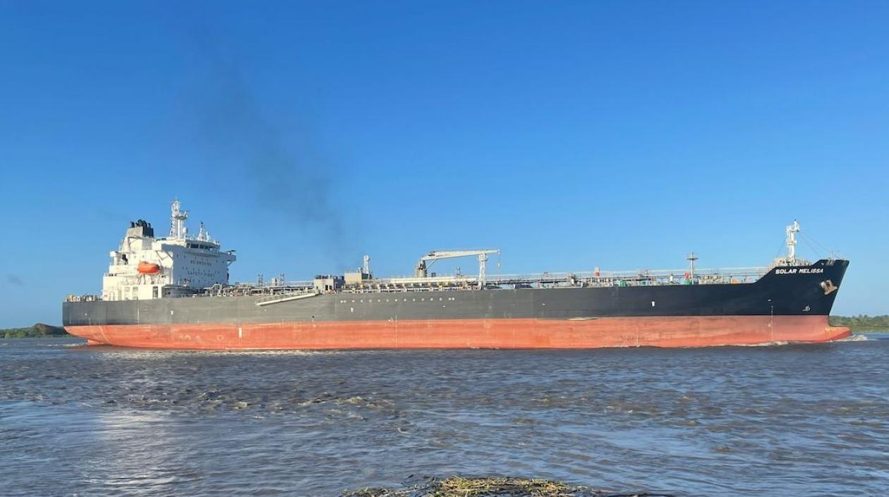 El tanquero Solar Melissa ingresando al puerto de Barranquilla.