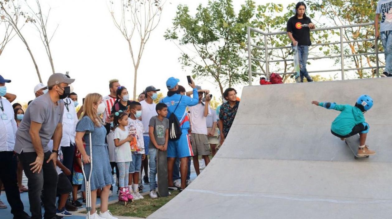 La Gobernadora Elsa Noguera y el Alcalde José Fernando Vargas observando el juego de los niños.