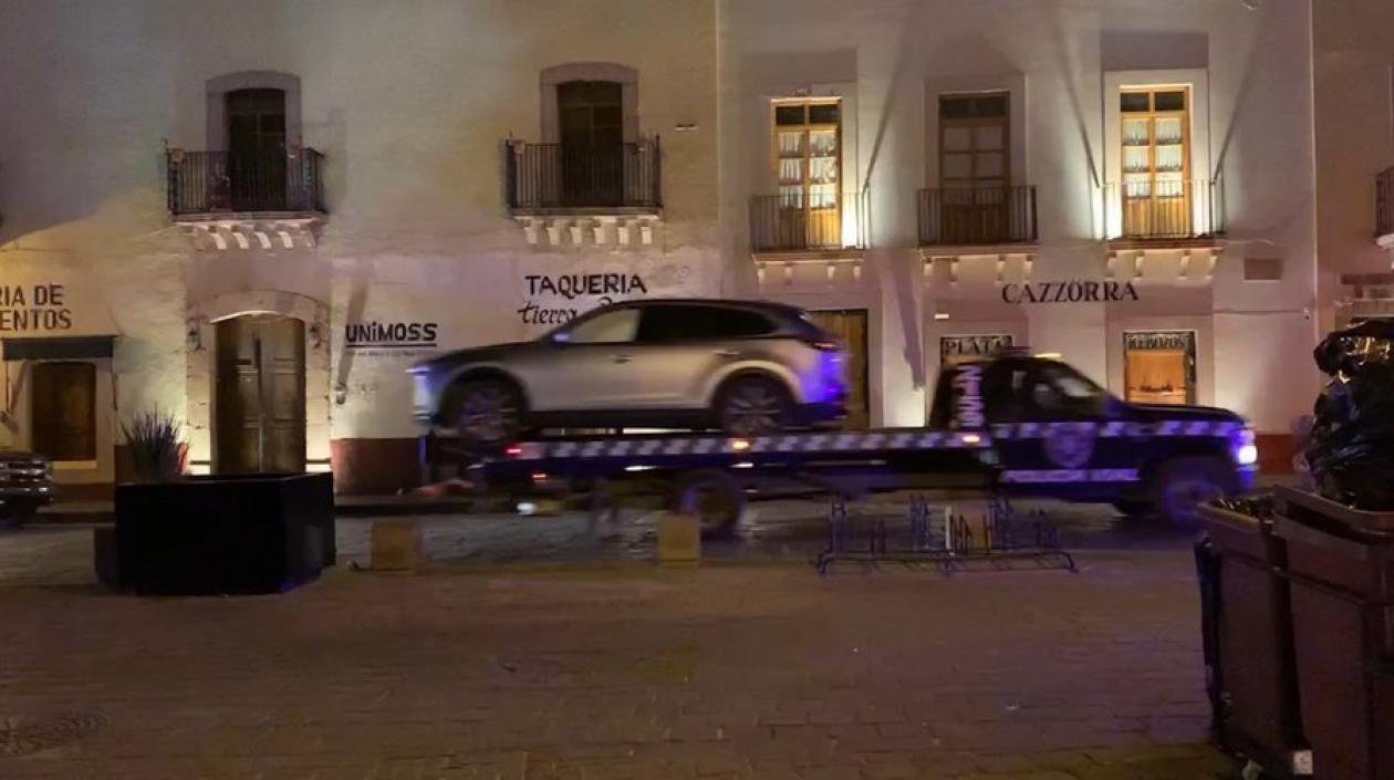 E lvehículo abandona con los cuerpos fue retirado del lugar por las autoridades.