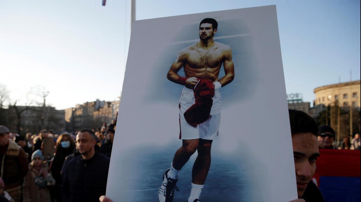 Aficionado sostiene una ilustración de Novak Djkovic. 