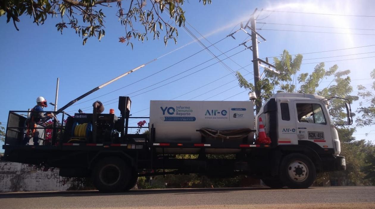 Lavado de postes por parte de la empresa Air-e. 