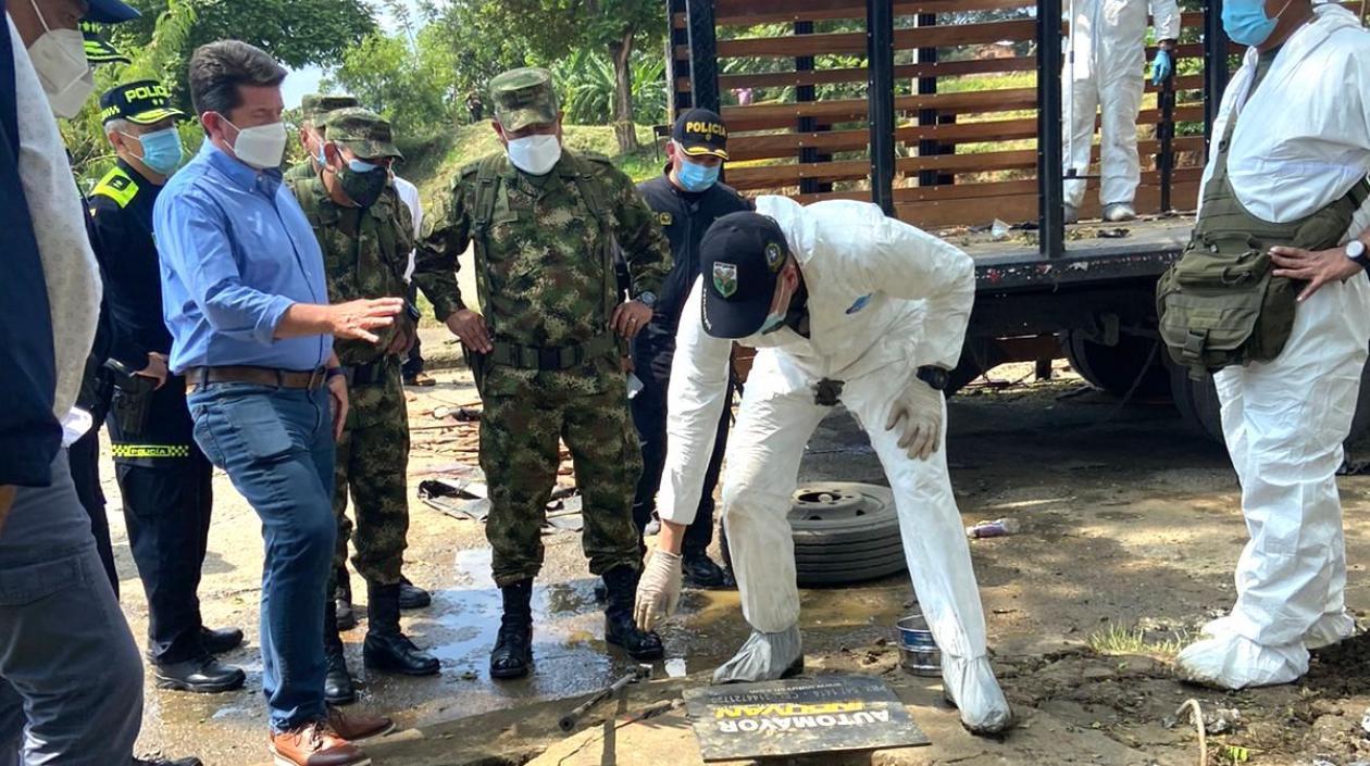 El Ministro Diego Molano con investigadores de la Dijin en el lugar del atentado.
