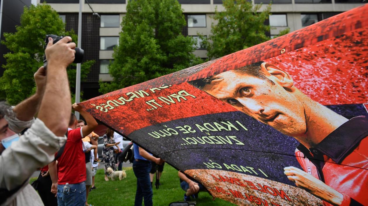 Fanático de Novak Djokovic a las afueras del hotel donde está retenido. 