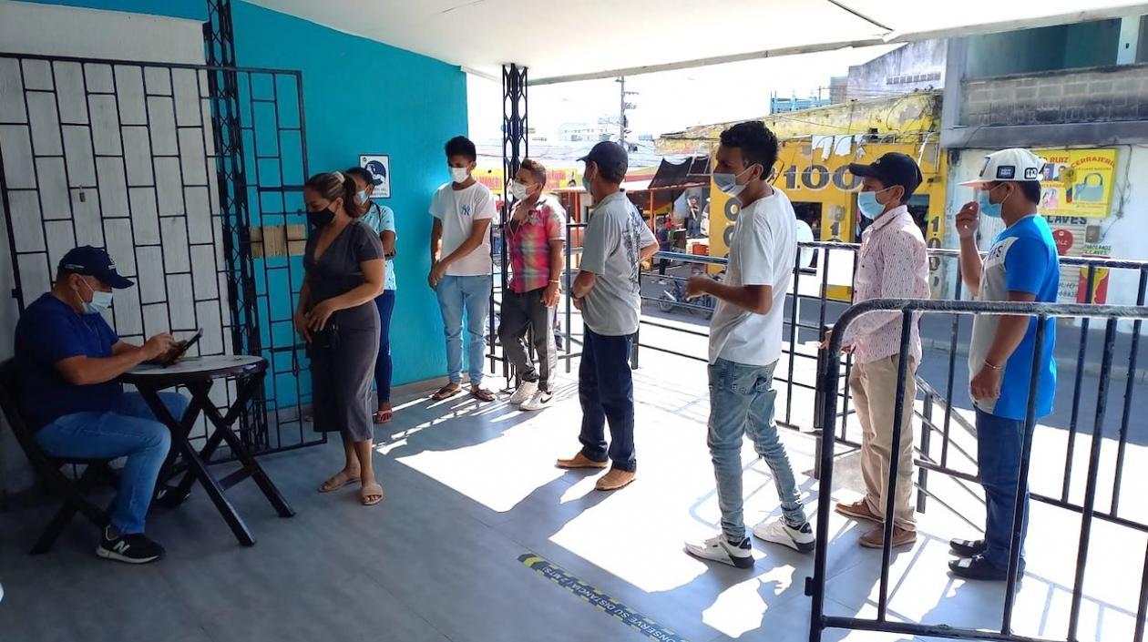 Ciudadanos en el proceso de inscripción de cédulas.