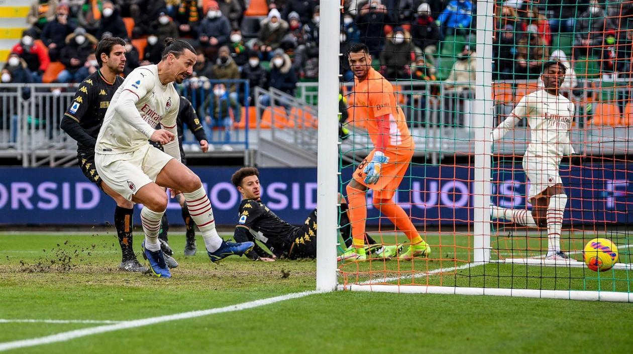 Zlatan Ibrahimovic anota para el Milán. 