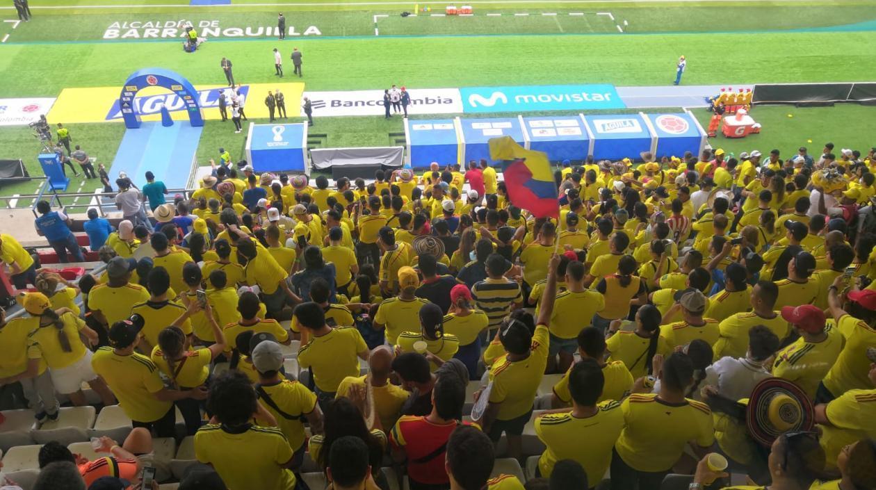 Hinchas de Colombia en las gradas del estadio Metropolitano. 