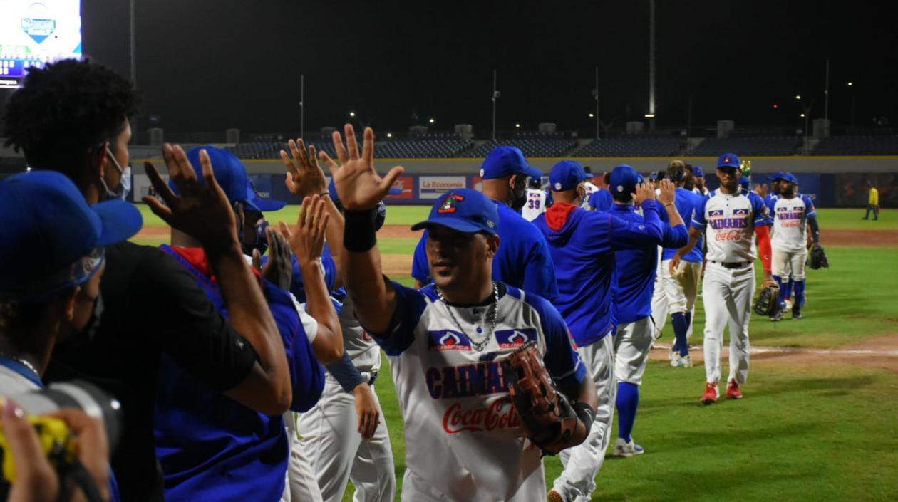 Peloteros de Caimanes celebran la clasificación.