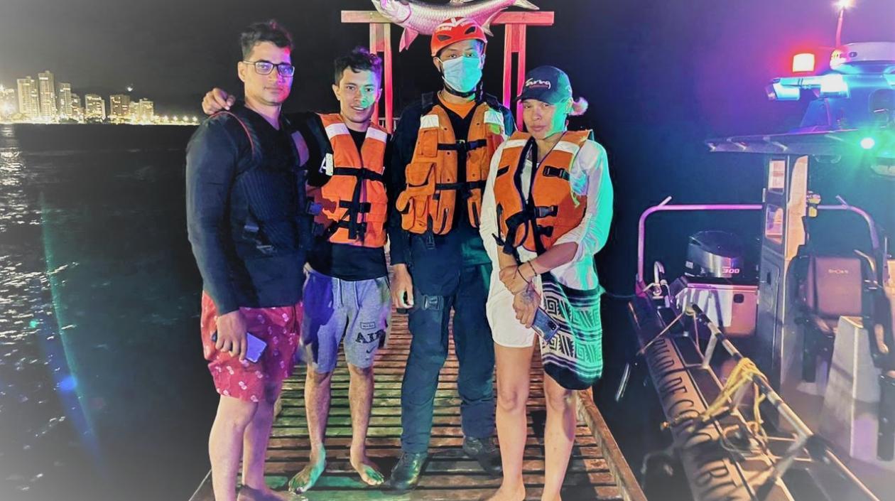 Las tres personas rescatadas por la Armada de Colombia cerca de Santa Marta.