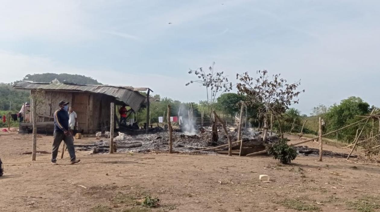 La vivienda tras quedar consumida por las llamas. 