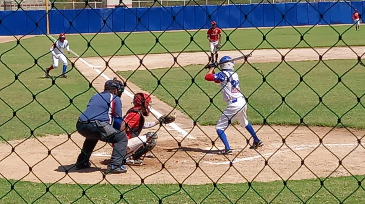 Acción del juego entre Caimanes y Tigres. 