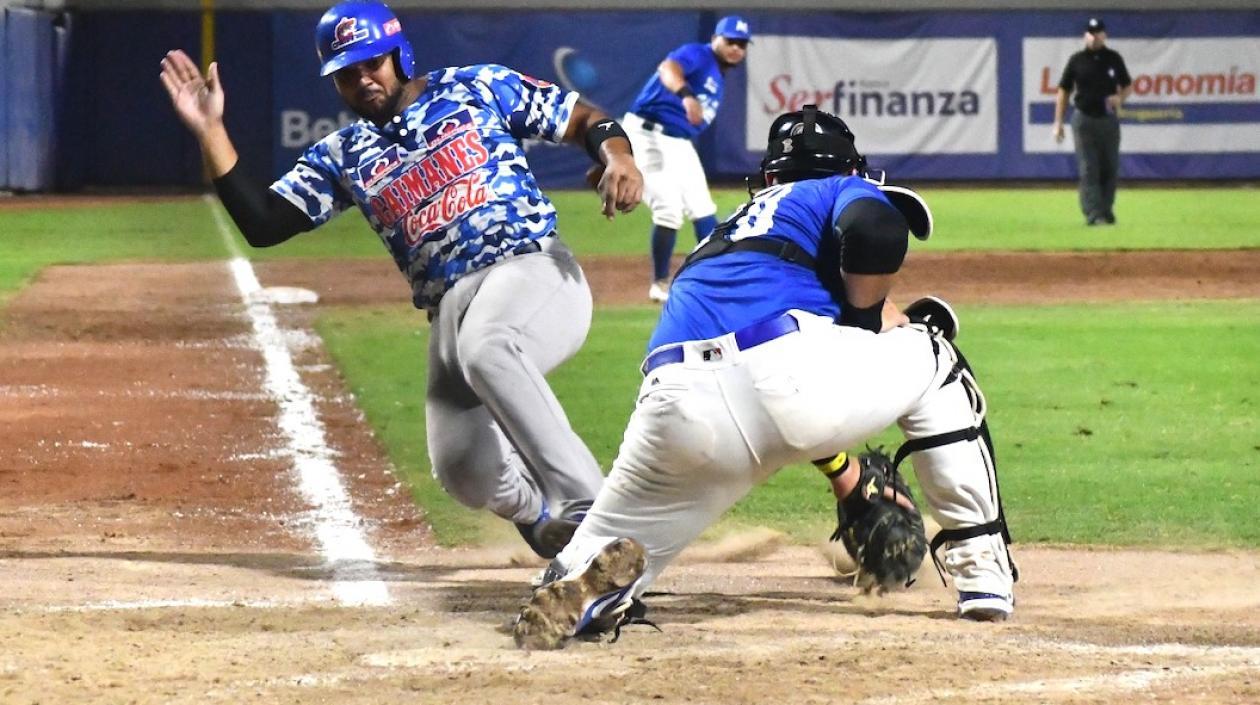 Carlos Martínez anota en jugada cerrada en el home. 